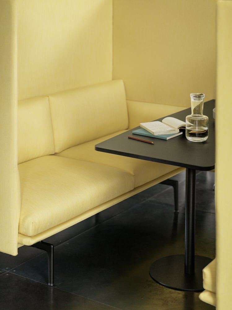 /cdn-cgi/image/width=1500,quality=85,format=auto/globalassets/content-media/images/design-days/agile-workspaces-ii/outline-highback-h120-sh45-w-table-balder-432-raise-carafe-clear-muuto-org.png