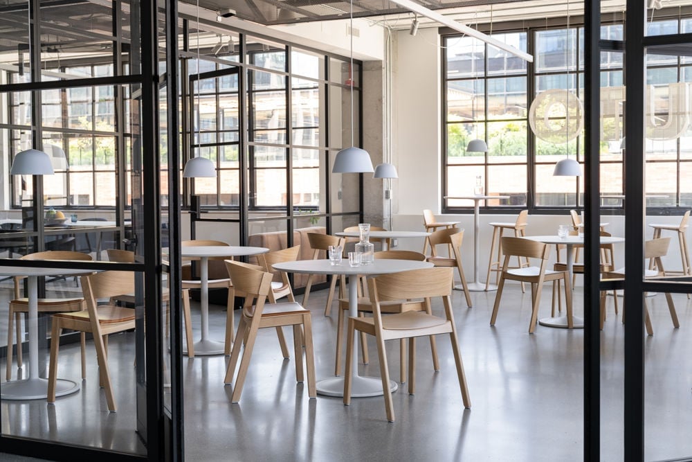 /cdn-cgi/image/width=1500,quality=85,format=auto/globalassets/content-media/images/design-days/cafe-spaces/chicago-neocon-muuto-2024-low-res-63.jpg