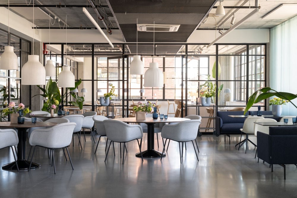 /cdn-cgi/image/width=1500,quality=85,format=auto/globalassets/content-media/images/design-days/dining-spaces/chicago-neocon-muuto-2024-low-res-74.jpg