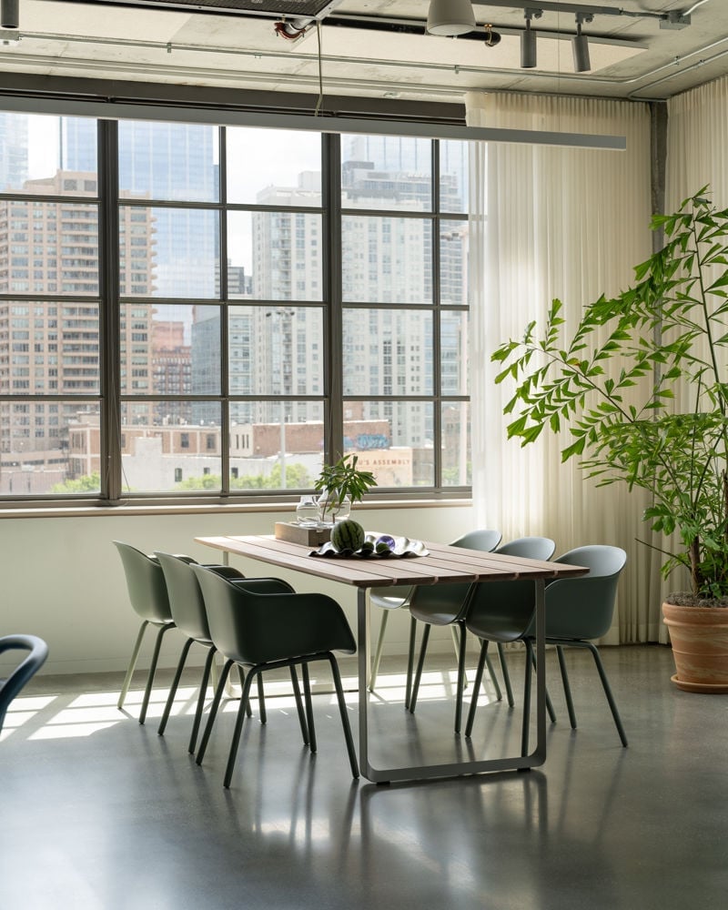 /cdn-cgi/image/width=1500,quality=85,format=auto/globalassets/content-media/images/design-days/outdoor-spaces/chicago-neocon-muuto-2024-low-res-12.jpg