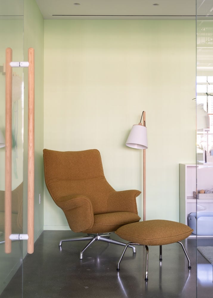 /cdn-cgi/image/width=1500,quality=85,format=auto/globalassets/content-media/images/design-days/private-office/chicago-neocon-muuto-2024-low-res-85.jpg
