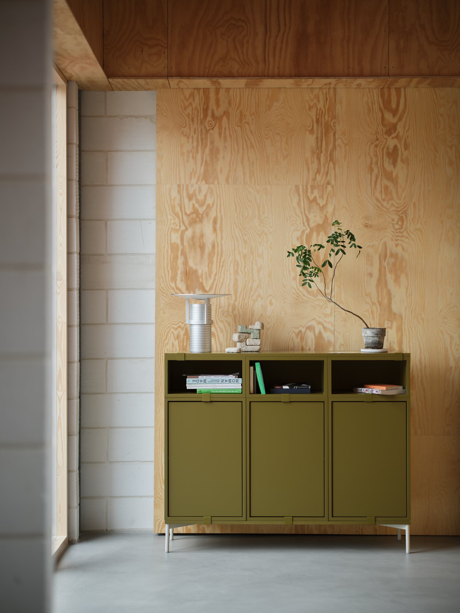 /cdn-cgi/image/width=1500,quality=85,format=auto/globalassets/content-media/images/design-days/touchdown-space/stacked-sideboard-3-brown-green-set-table-lamp-muuto-org.png