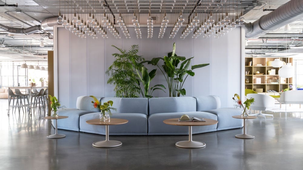 /cdn-cgi/image/width=1500,quality=85,format=auto/globalassets/content-media/images/design-days/welcoming-lounge/chicago-neocon-muuto-2024-low-res-18.jpg