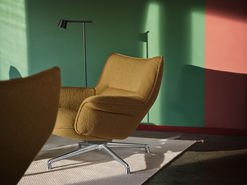 /cdn-cgi/image/width=1500,quality=85,format=auto/globalassets/content-media/images/design-days/work-lounge/doze-lounge-chair-low-back-swivel-hearth-8-polished-alu-ply-rug-light-rose-tip-floor-black-muuto-org.png
