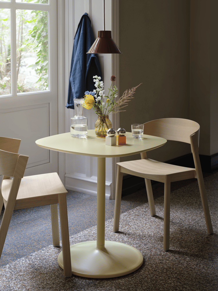 soft-cafe-table-70x70-h73-beige-green-top-pendant-21-deep-red-cover-side-chair-oak-silent-raise-muuto-org
