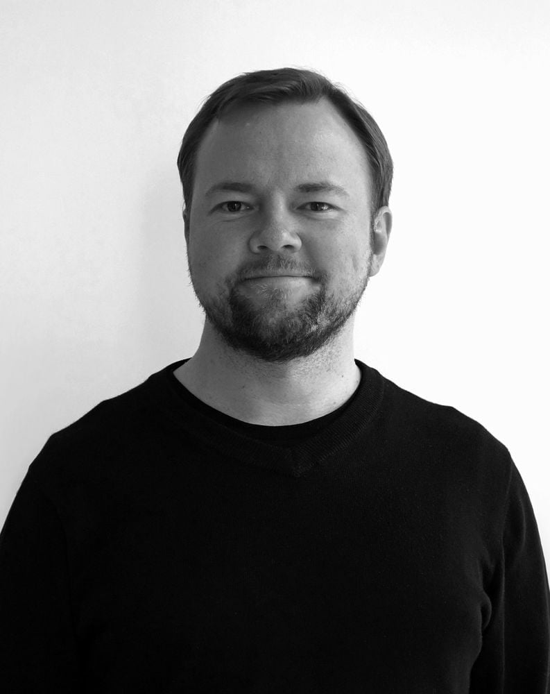 /cdn-cgi/image/width=1500,quality=85,format=auto/globalassets/content-media/images/designer/mika-tolvanen/mika_tolvanen-portrait-muuto.jpg