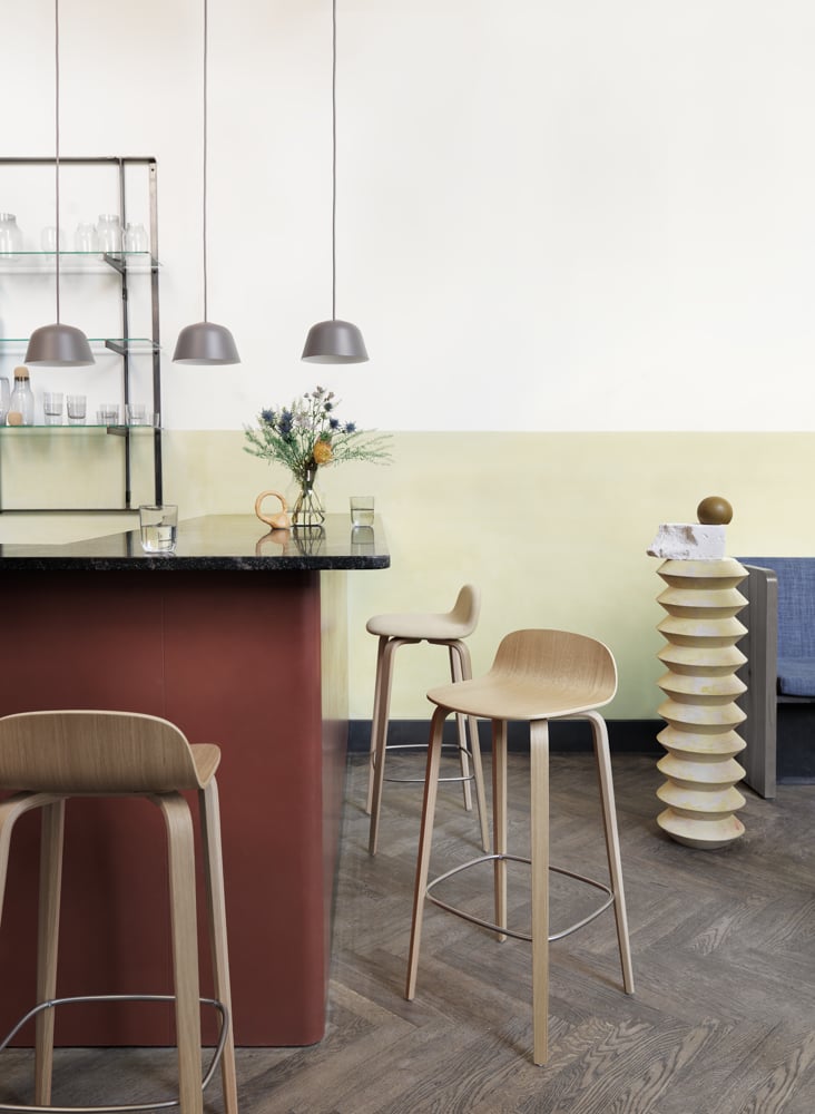 /cdn-cgi/image/width=1500,quality=85,format=auto/globalassets/content-media/images/designer/mika-tolvanen/visu-barstool-oak-canvas-414-ambit-taupe-corky-silent-vase-muuto-org.png