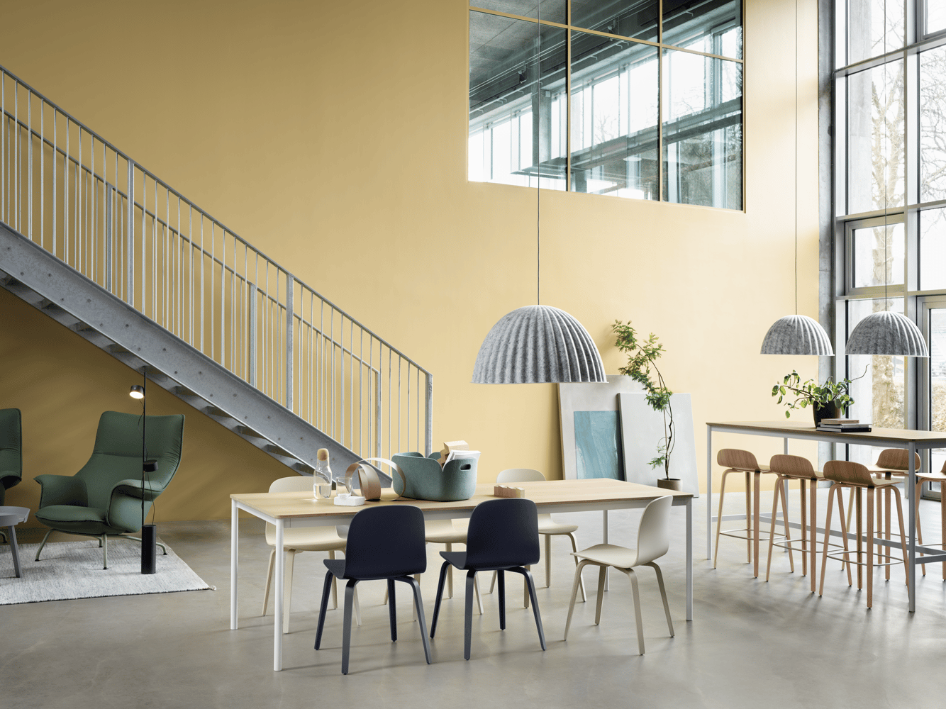 /cdn-cgi/image/width=1500,quality=85,format=auto/globalassets/content-media/images/designer/mika-tolvanen/visu-chair-midnight-blue-sand-visu-bar-oak-base-table-oak-white-under-the-bell-doze-lounge-post-lamp-muuto-org.png