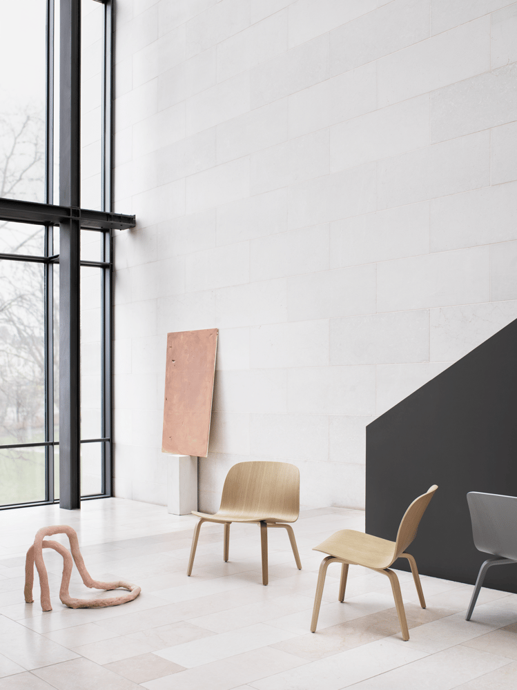 /cdn-cgi/image/width=1500,quality=85,format=auto/globalassets/content-media/images/designer/mika-tolvanen/visu-lounge-chair-oak-grey-muuto-org.png