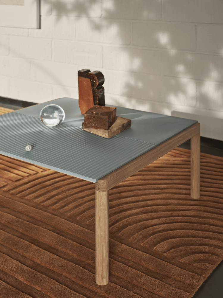 couple-coffee-table-80x84x40-plain-wavy-pale-blue-oak-relevo-rug-170x240-burnt-orange-muuto-org.png