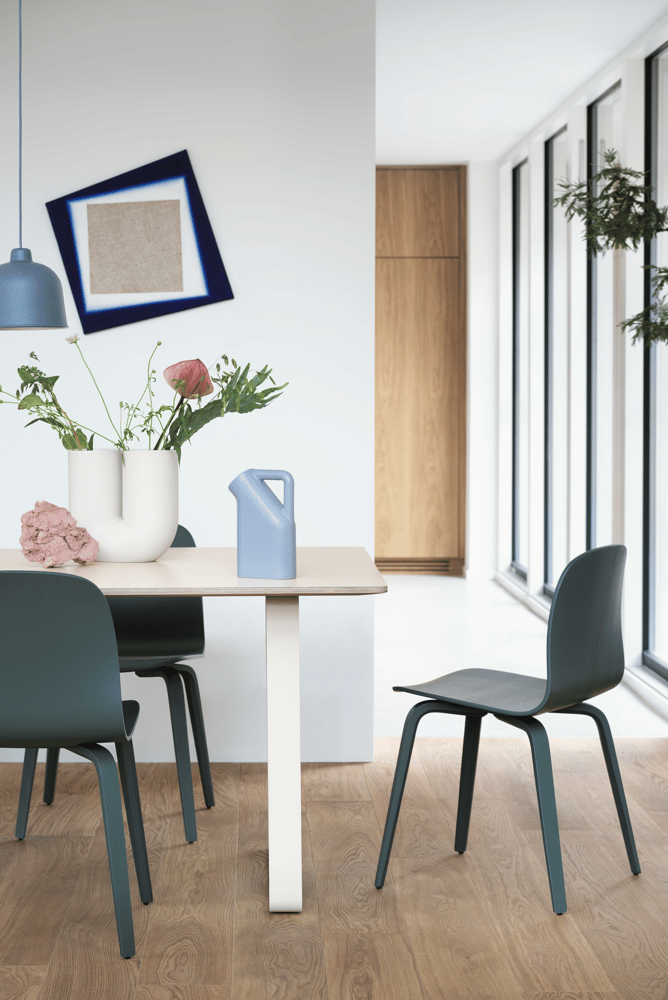 /cdn-cgi/image/width=1500,quality=85,format=auto/globalassets/content-media/images/pdp/7070-table/70-70-table-255x108-sand-visu-chair-wood-dark-green-grain-pendant-kink-vase-tub-jug-2-muuto-org-23-roll-up-image.png