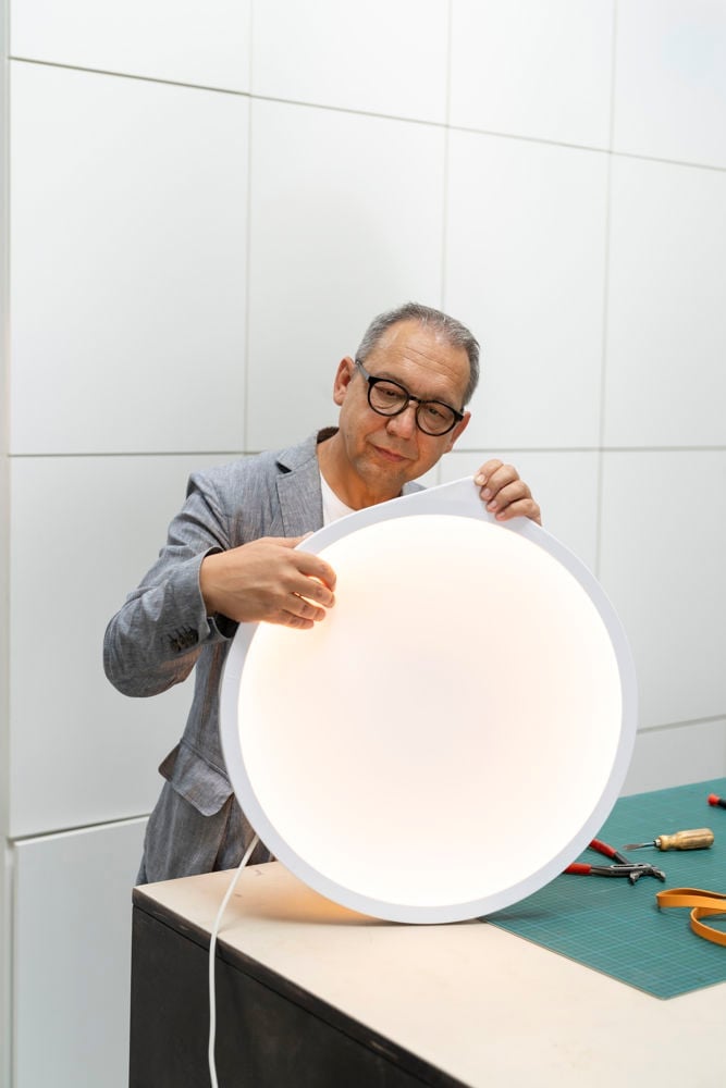 /cdn-cgi/image/width=1500,quality=85,format=auto/globalassets/content-media/images/pdp/calm/aleksej-iskos-calm-lamp-story-muuto-med-res-2-23-roll-up-image.jpg