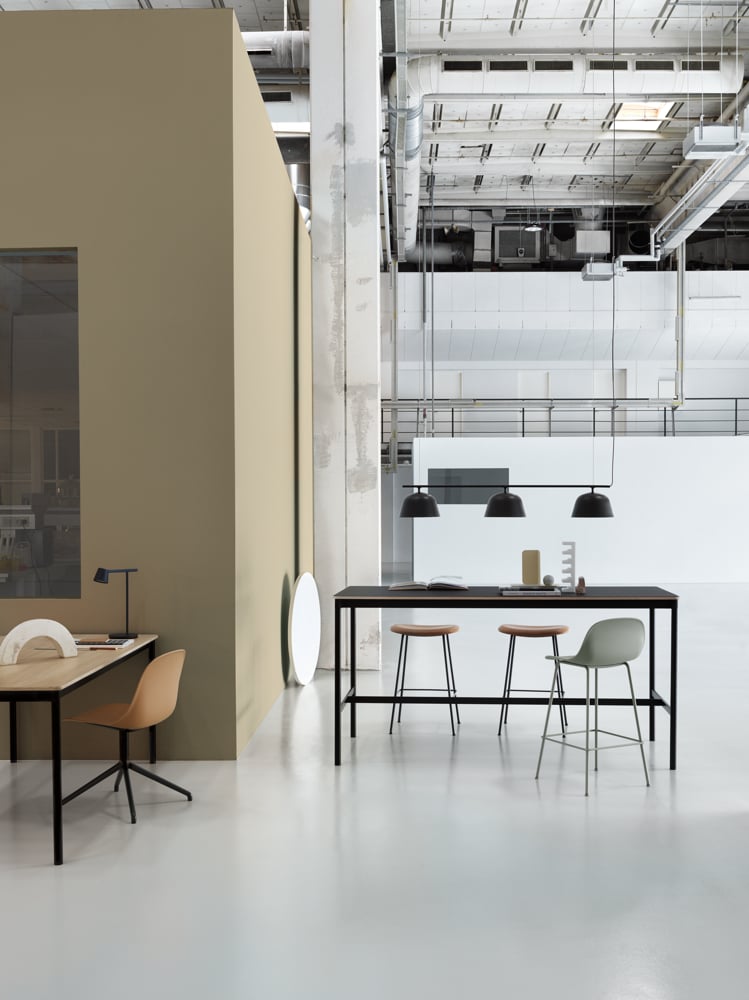 /cdn-cgi/image/width=1500,quality=85,format=auto/globalassets/content-media/images/plp/lighting/base-high-table-oak-black-ambit-rail-fiber-side-swivel-fiber-bar-stool-tube-tip-compile-org.png