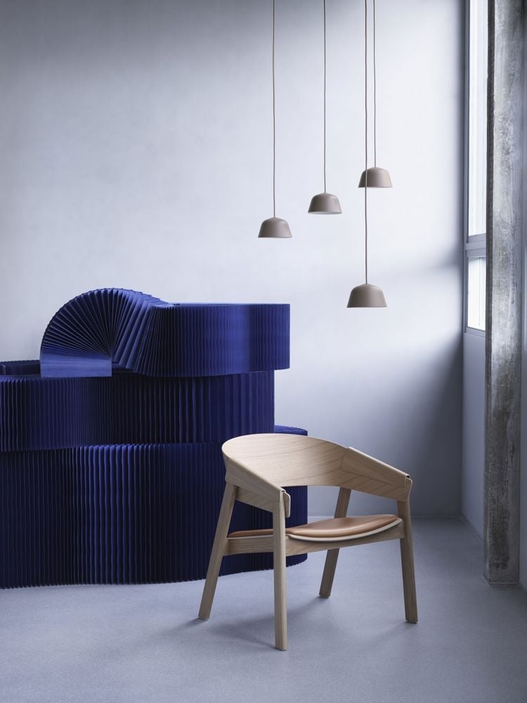 /cdn-cgi/image/width=1500,quality=85,format=auto/globalassets/content-media/images/plp/lighting/cover-lounge-chair-oak-cognac-refine-ambit-o16-taupe-muuto-org.jpg