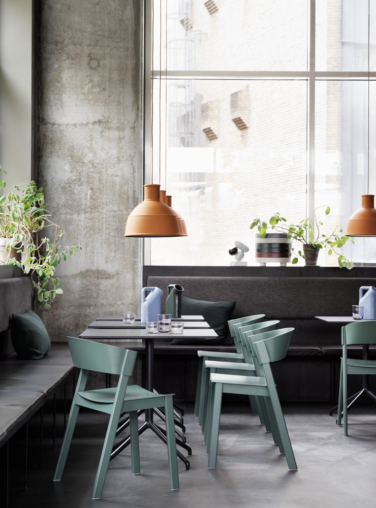 /cdn-cgi/image/width=1500,quality=85,format=auto/globalassets/content-media/images/plp/lighting/cover-side-chair-green-still-cafe-table-unfold-pendant-lamp-tub-jug-muuto-org.png
