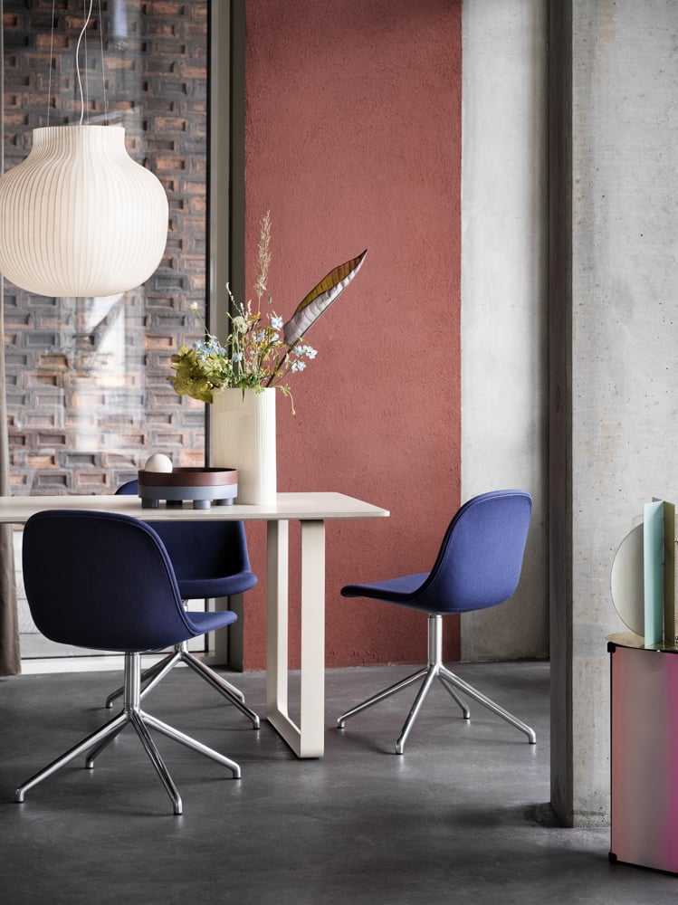 /cdn-cgi/image/width=1500,quality=85,format=auto/globalassets/content-media/images/plp/lighting/fiber-side-chair-swivel-twill-weave-780-polished-alu-70-70-table-sand-strand-pendant-ridge-platform-2-muuto-org.png