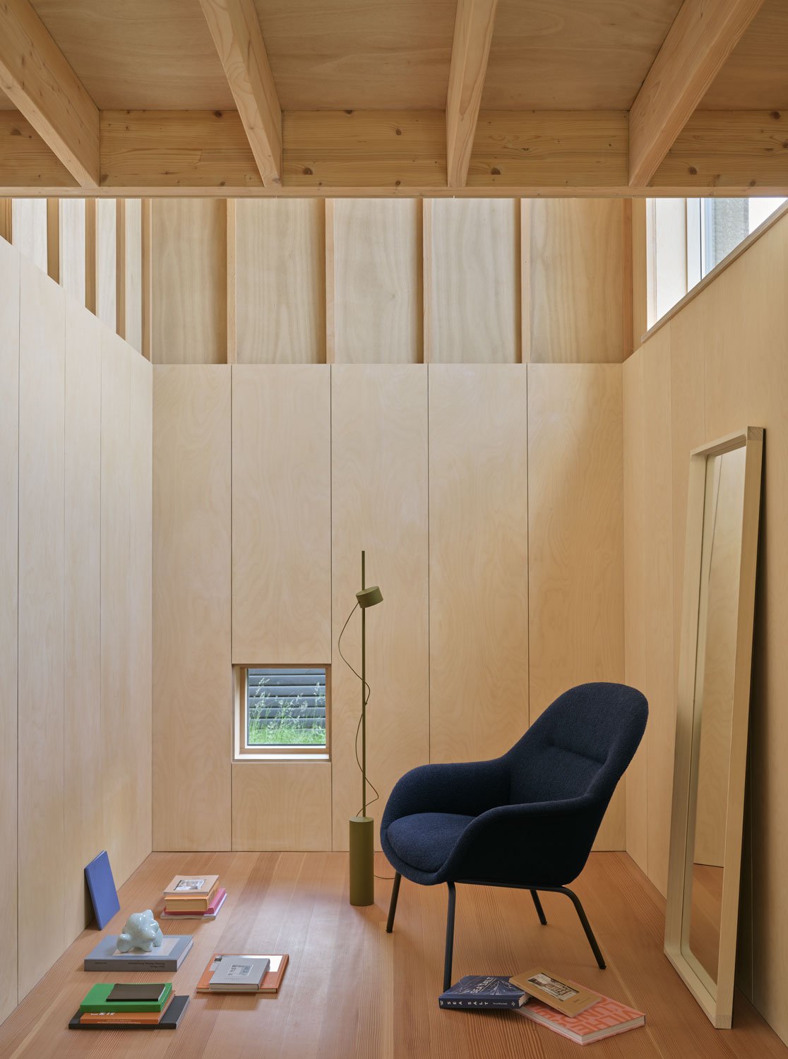 /cdn-cgi/image/width=1500,quality=85,format=auto/globalassets/content-media/images/plp/lighting/floor-lamps/arced-mirror-spruce-fiber-lounge-chair-tube-base-post-floor-lamp-brown-green-muuto-low-res.jpg
