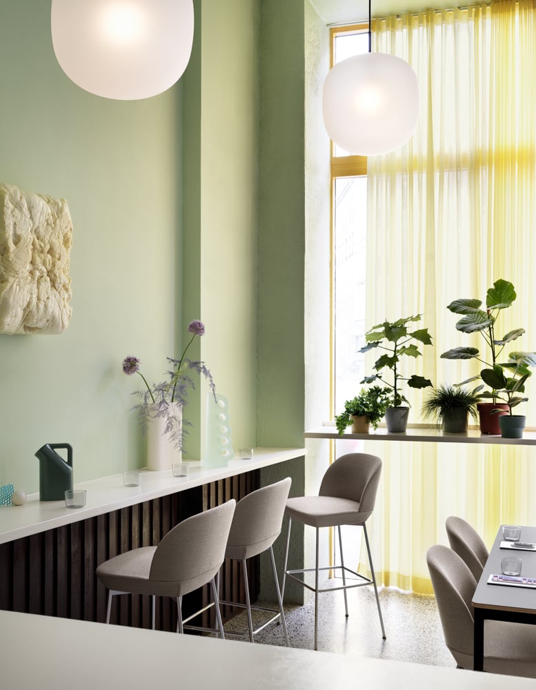 /cdn-cgi/image/width=1500,quality=85,format=auto/globalassets/content-media/images/plp/lighting/oslo-bar-stool-ocean-32-chrome-rime-pendant-black-ridge-vase-tub-jug-muuto-org.png