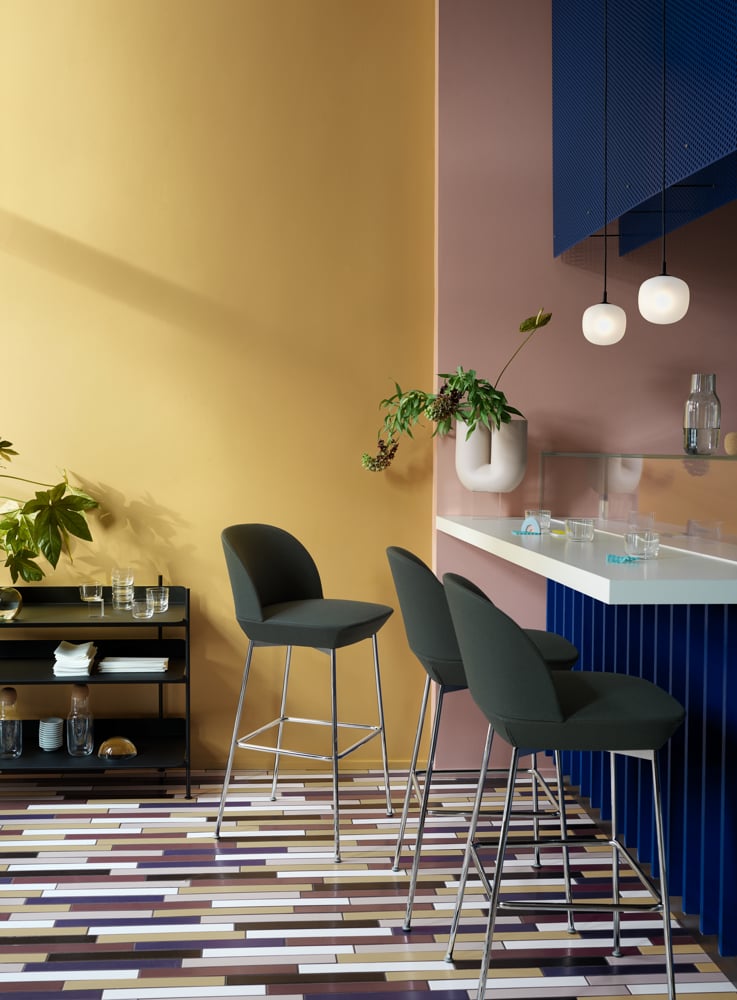 /cdn-cgi/image/width=1500,quality=85,format=auto/globalassets/content-media/images/plp/lighting/oslo-bar-stool-twill-weave-990-chrome-rime-pendant-black-kink-compile-muuto-org.jpg.png