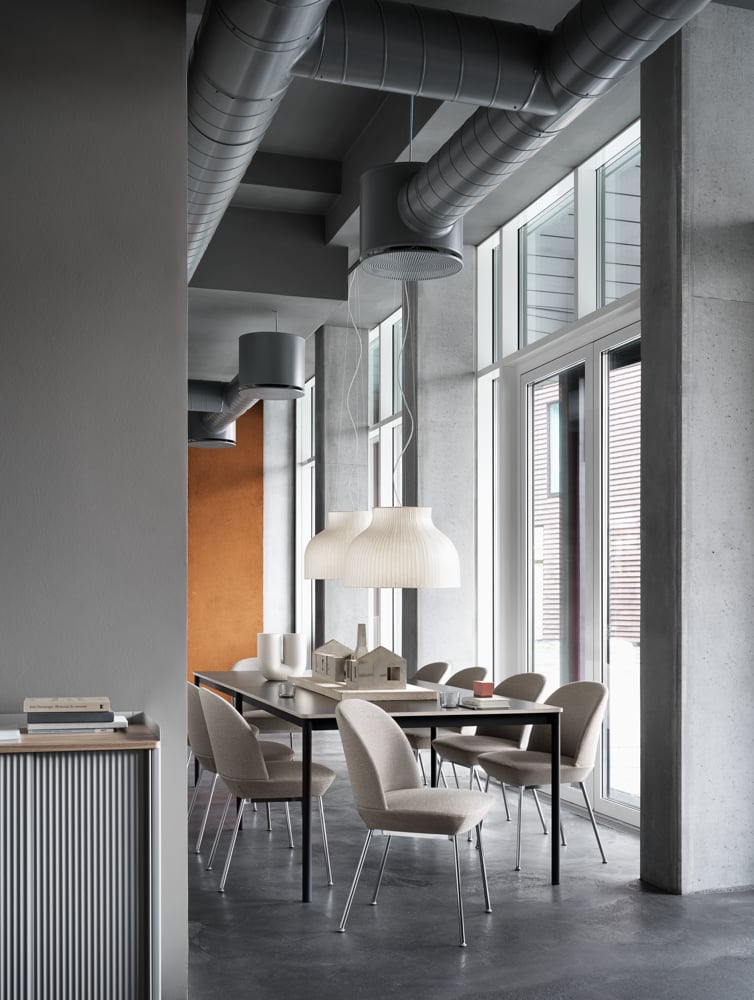 /cdn-cgi/image/width=1500,quality=85,format=auto/globalassets/content-media/images/plp/lighting/oslo-side-chair-ocean-32-chrome-base-table-black-plywood-strand-pendant-lamp-enfold-sideboard-muuto-org.png