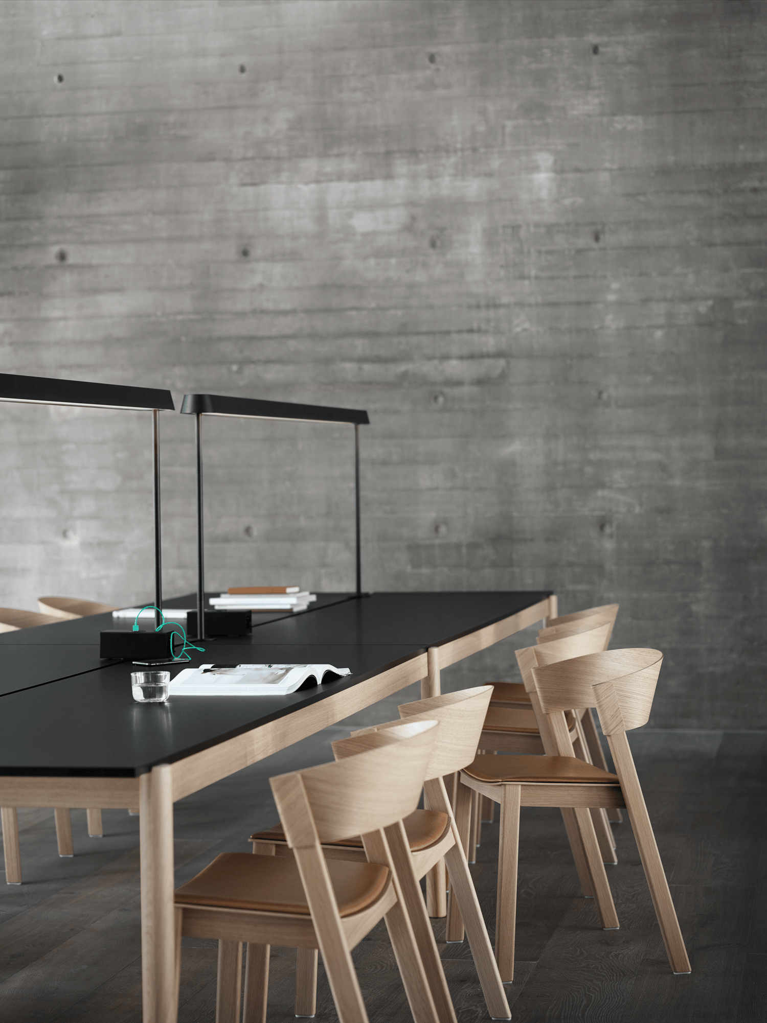 /cdn-cgi/image/width=1500,quality=85,format=auto/globalassets/content-media/images/plp/seating/office-chairs/linear-system-table-config-2-black-mounted-lamps-black-power-outlet-black-cover-side-oak-cognac-leather-muuto-org.png