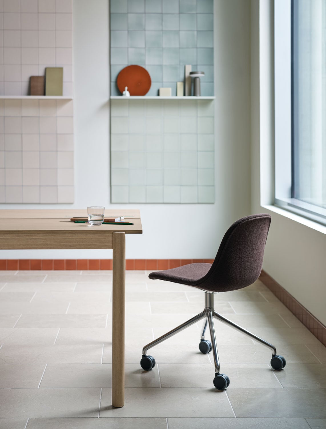 /cdn-cgi/image/width=1500,quality=85,format=auto/globalassets/content-media/images/plp/seating/office-chairs/linear-system-table-oak-110x240-fiber-side-chair-acca-381-ease-taupe-muuto-low-res.jpg