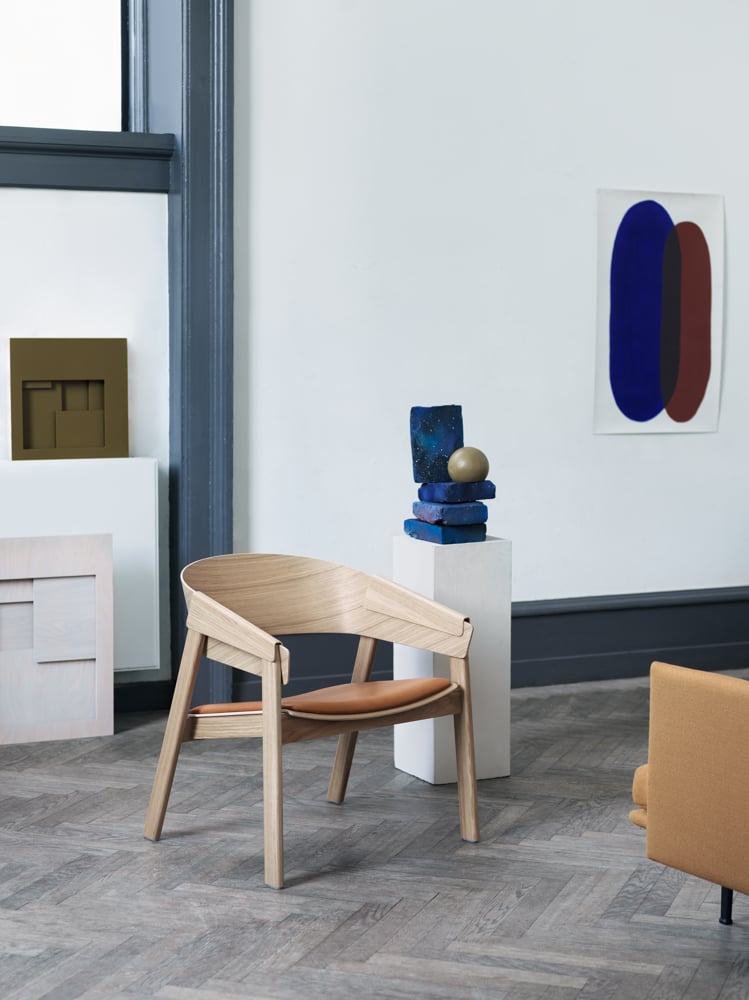 /cdn-cgi/image/width=1500,quality=85,format=auto/globalassets/content-media/images/plp/sofas/lounge-chairs/cover-lounge-chair-oak-cognac-refine-outline-vidar-472-muuto-org.png
