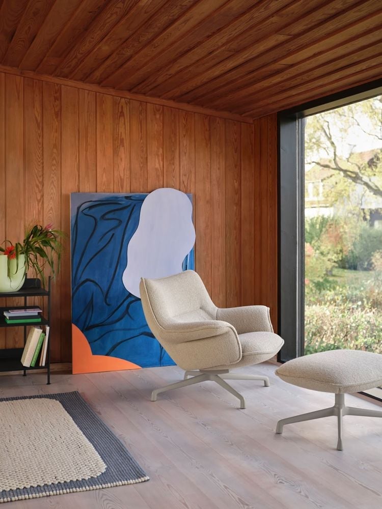 /cdn-cgi/image/width=1500,quality=85,format=auto/globalassets/content-media/images/plp/sofas/lounge-chairs/doze-lounge-chair-low-back-pouf-hearth-7-pebble-rug-pale-blue-kink-light-green-compile-black-low-res.jpg