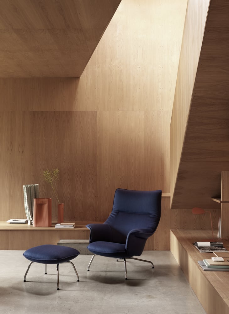 /cdn-cgi/image/width=1500,quality=85,format=auto/globalassets/content-media/images/plp/sofas/lounge-chairs/doze-lounge-chair-ottoman-balder-782-chrome-leaf-lamp-ridge-vase-muuto-org.png