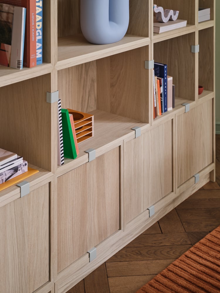/cdn-cgi/image/width=1500,quality=85,format=auto/globalassets/content-media/images/plp/storage/bookcases/stacked-bookcase-1-oak-relevo-rug-burnt-orange-kink-vase-light-blue-muuto-org.png
