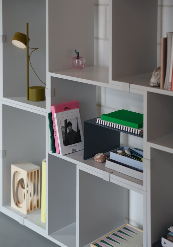 /cdn-cgi/image/width=1500,quality=85,format=auto/globalassets/content-media/images/plp/storage/bookcases/stacked-bookcase-3-grey-stacked-insert-blue-grey-post-table-lamp-brown-green-muuto-org.png