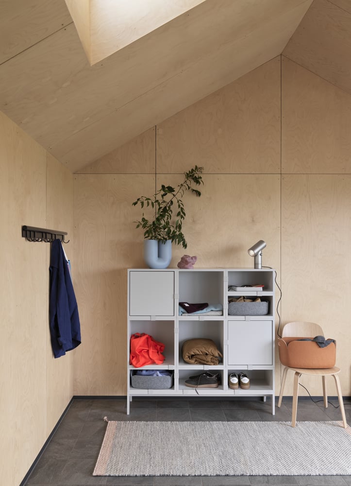 /cdn-cgi/image/width=1500,quality=85,format=auto/globalassets/content-media/images/plp/storage/hallway-storage/stacked-grey-coil-coat-rack-black-100-restore-tray-grey-visu-chair-restore-burnt-orange-ply-rug-muuto-org.png