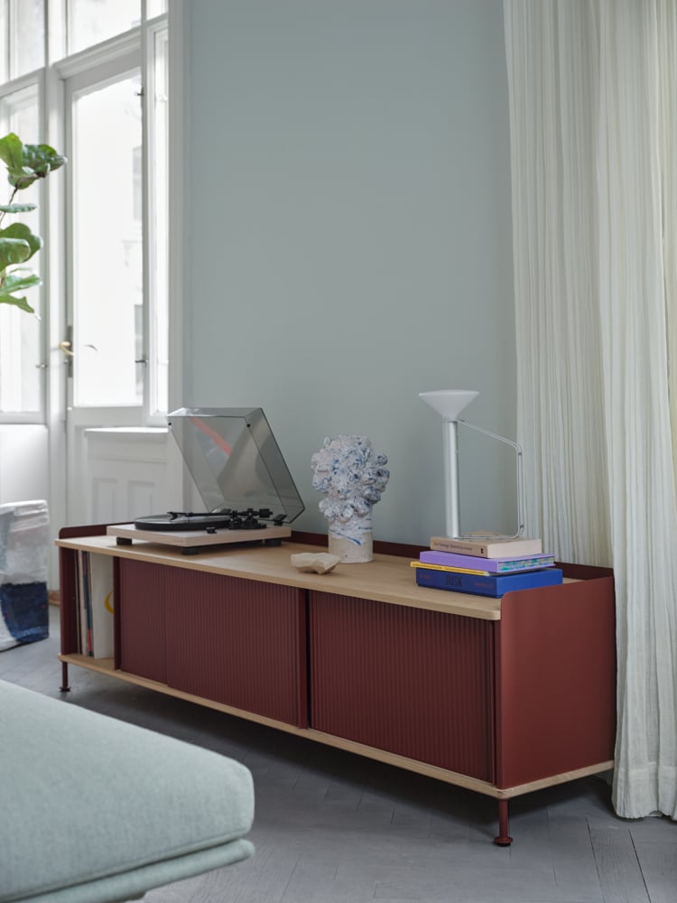 /cdn-cgi/image/width=1500,quality=85,format=auto/globalassets/content-media/images/plp/storage/sideboards/enfold-186x45-h48-oak-deep-red-piton-portable-lamp-alu-outline-daybed-ecriture-910-muuto-org.png