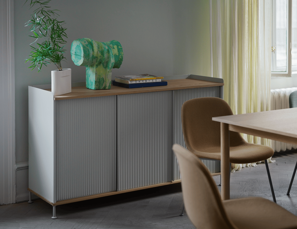 /cdn-cgi/image/width=1500,quality=85,format=auto/globalassets/content-media/images/plp/storage/sideboards/enfold-sideboard-148x45-h85-oak-grey-ridge-vase-fiber-side-tube-grey-hallingdal-224-fiord-721-linear-table-oak-muuto-org.png