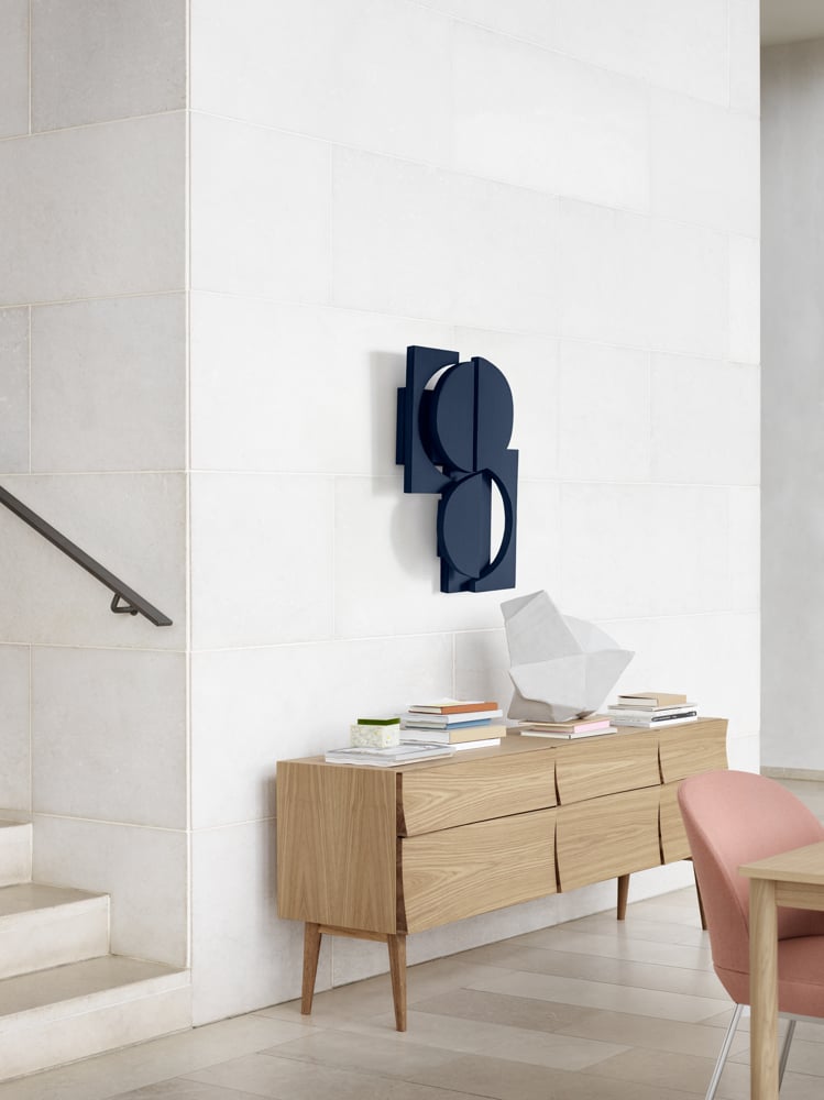 /cdn-cgi/image/width=1500,quality=85,format=auto/globalassets/content-media/images/plp/storage/sideboards/reflect-sideboard-oak-oslo-side-chair-twill-weave-530-muuto-org.png