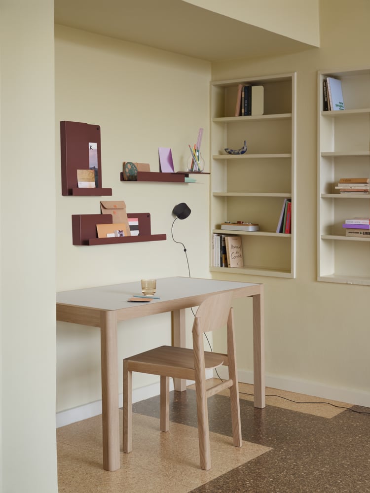 /cdn-cgi/image/width=1500,quality=85,format=auto/globalassets/content-media/images/plp/storage/small-storage/folded-shelves-deep-red-workshop-table-130-warm-grey-linoleum-oak-workshop-chair-post-wall-lamp-silent-11-clear-raise-muuto-org.png