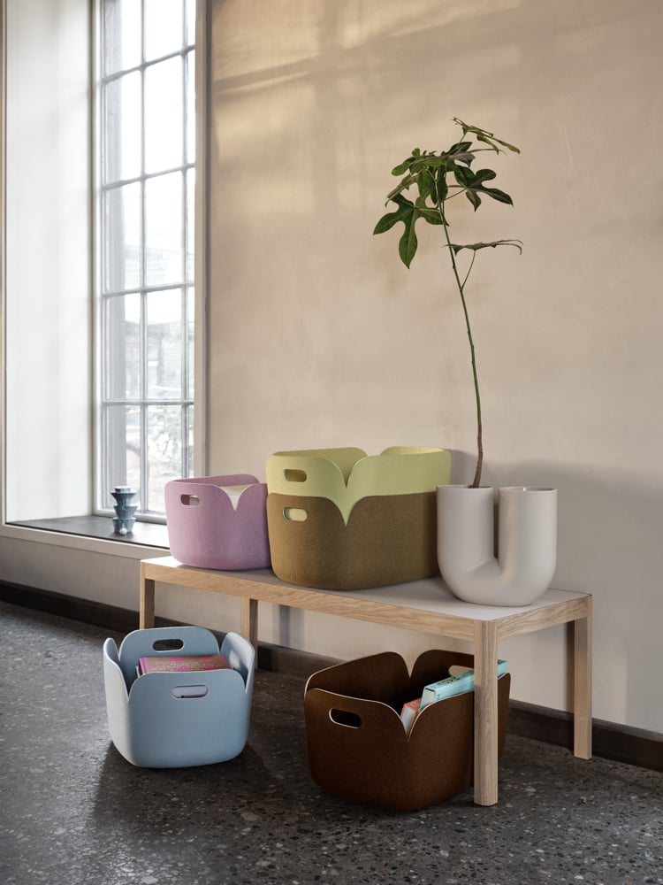 /cdn-cgi/image/width=1500,quality=85,format=auto/globalassets/content-media/images/plp/storage/small-storage/restore-basket-light-blue-dusty-lilac-beige-green-brown-green-dark-brown-workshop-coffee-table-warm-grey-oak-kink-vase-muuto-org.png