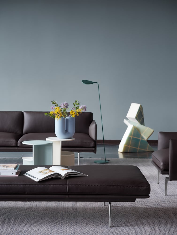 /cdn-cgi/image/width=1500,quality=85,format=auto/globalassets/content-media/images/products/daybeds/outline-daybed-easy-leather-root-alu-kink-halves--eaf-dark-green-muuto-org.png