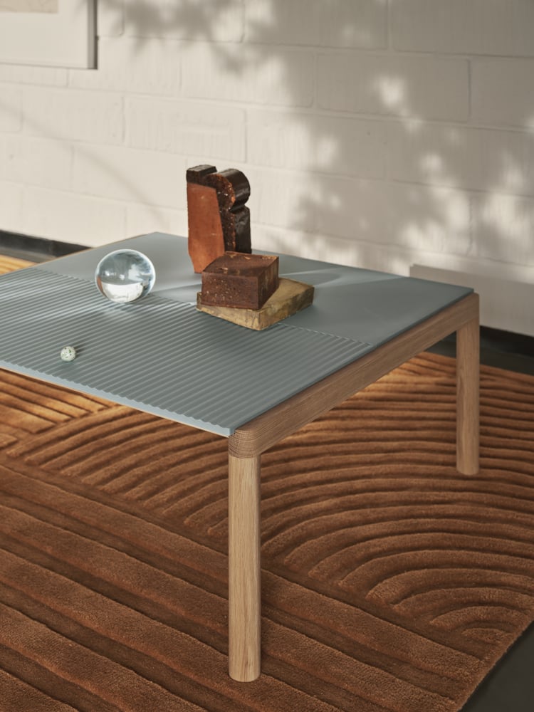 couple-coffee-table-80x84x40-plain-wavy-pale-blue-oak-relevo-rug-170x240-burnt-orange-muuto-org