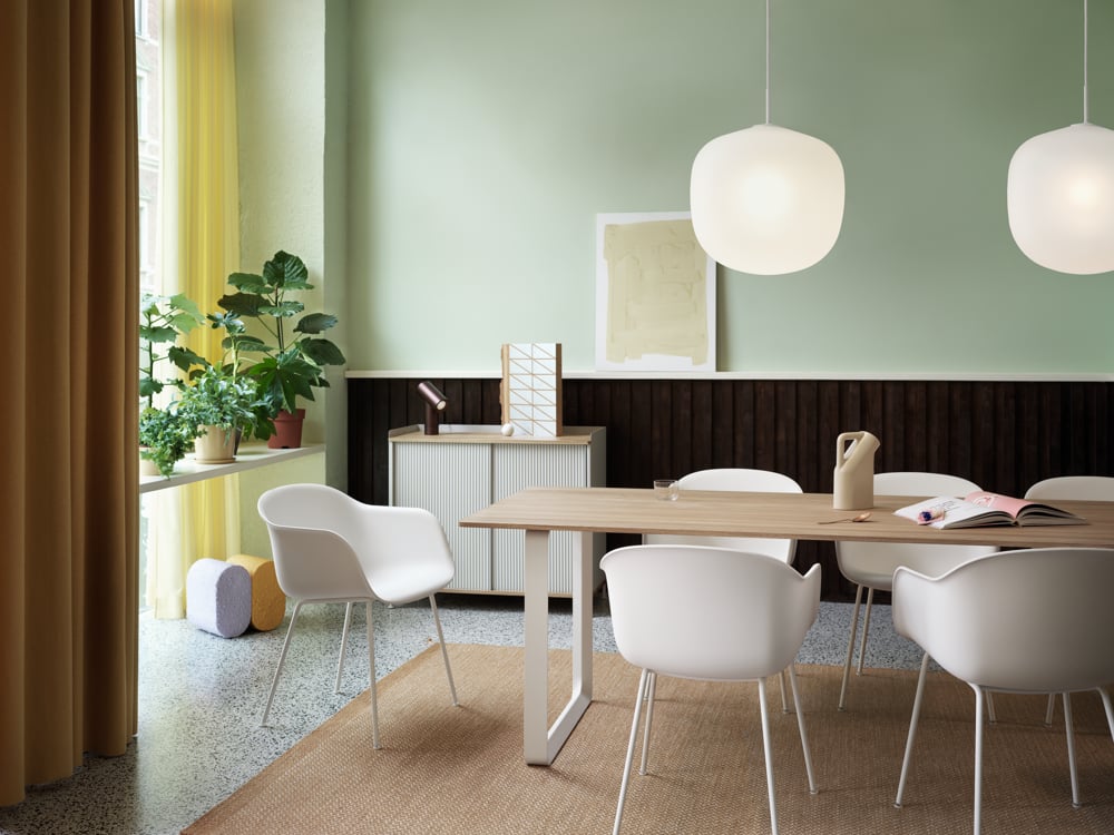 /cdn-cgi/image/width=1500,quality=85,format=auto/globalassets/content-media/images/products/shop-by-family/fiber-chair-family/slider/70-70-solid-oak-fiber-arm-tube-white-rime-pendant-white-ply-burnt-orange-enfold-grey-beam-muuto-org.png