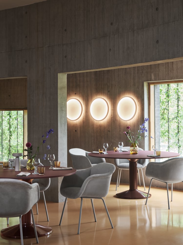 /cdn-cgi/image/width=1500,quality=85,format=auto/globalassets/content-media/images/products/shop-by-family/fiber-chair-family/slider/calm-wall-lamp-50-midst-dark-red-fiber-soft-armchair-allure-leather-mist-grey-grey-tube-raise-silent-ease-muuto-org.png