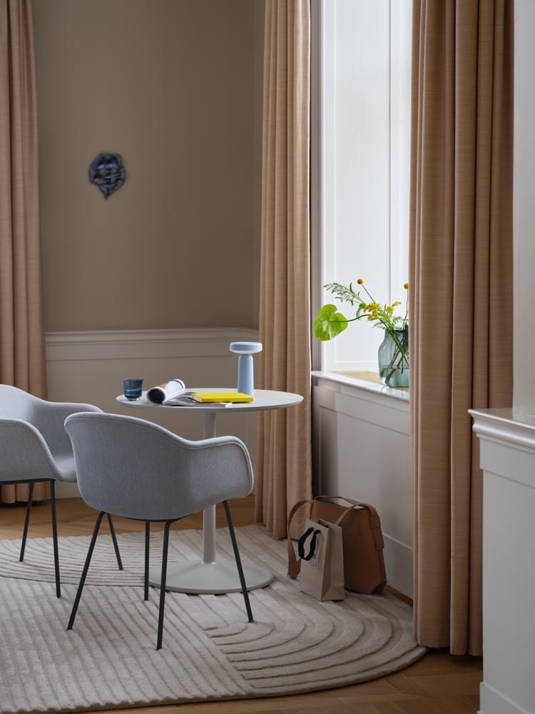 /cdn-cgi/image/width=1500,quality=85,format=auto/globalassets/content-media/images/products/shop-by-family/fiber-chair-family/slider/fiber-armchair-tube-anthracite-black-soft-cafe-75-h73-relevo-off-white-ease-silent-raise-muuto-org.png