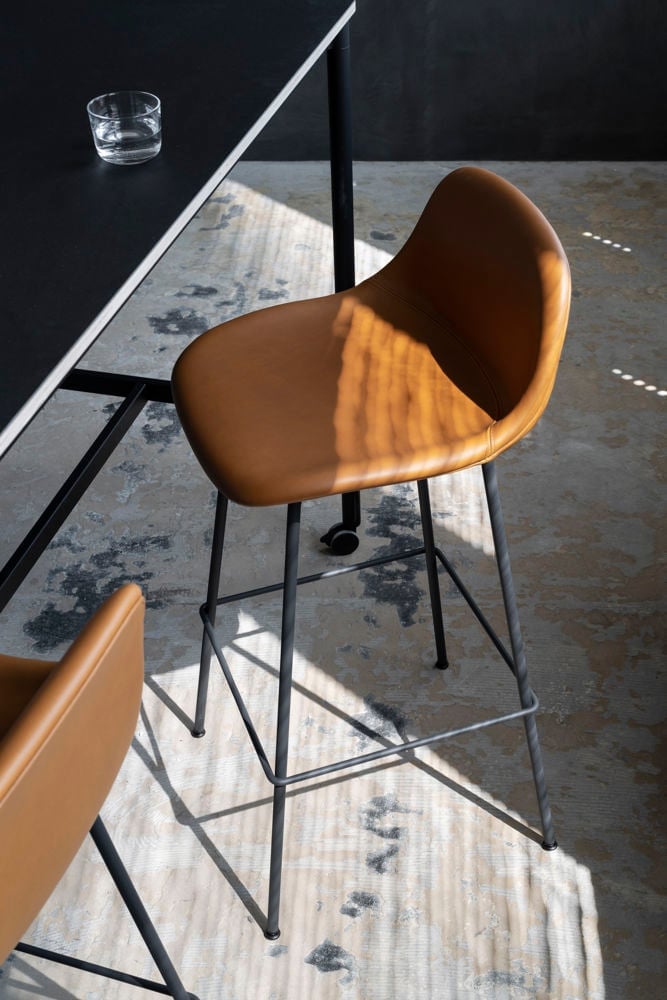 /cdn-cgi/image/width=1500,quality=85,format=auto/globalassets/content-media/images/products/shop-by-family/fiber-chair-family/slider/lifestyle-extra-muuto-agu-2020-med-res-33.jpg