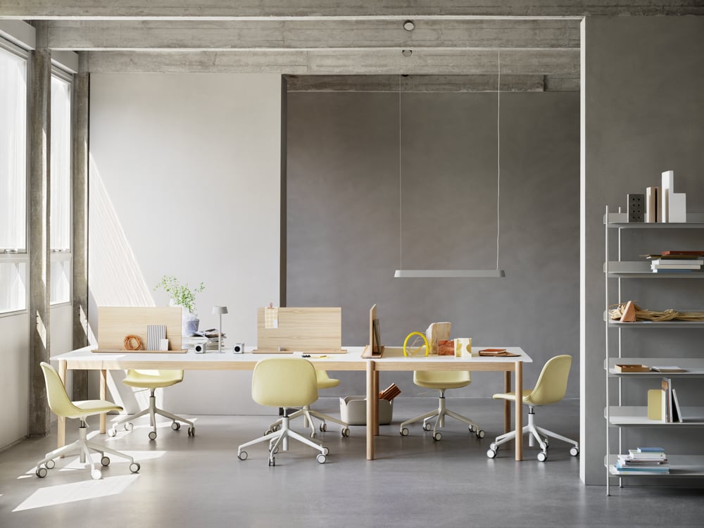 /cdn-cgi/image/width=1500,quality=85,format=auto/globalassets/content-media/images/products/shop-by-family/fiber-chair-family/slider/linear-system-modular-table-config-1-white-laminate-oak-fiber-side-swivel-castors-balder-432-linear-lamp-screens-compile-muuto-org.png