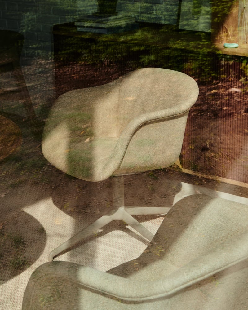 /cdn-cgi/image/width=1500,quality=85,format=auto/globalassets/content-media/images/products/shop-by-family/fiber-chair-family/slider/muuto-editorial-fall-2023-org-7.png
