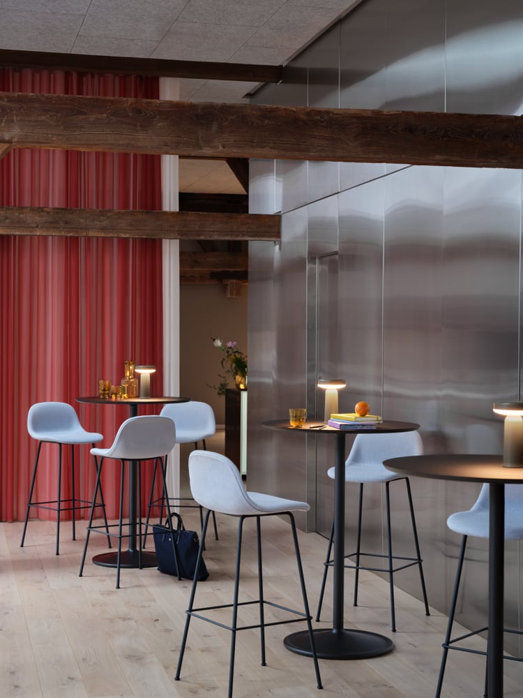 /cdn-cgi/image/width=1500,quality=85,format=auto/globalassets/content-media/images/products/shop-by-family/fiber-chair-family/slider/soft-cafe-75-h105-black-fiber-bar-stool-w-back-tube-acca-731-anthracite-black-ease-taupe-raise-muuto-org.png
