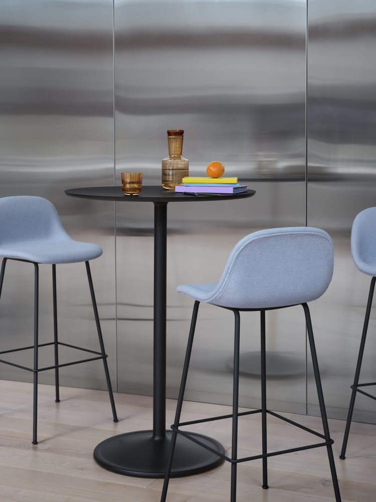 /cdn-cgi/image/width=1500,quality=85,format=auto/globalassets/content-media/images/products/shop-by-family/fiber-chair-family/slider/soft-cafe-75-h105-black-fiber-bar-stool-w-back-tube-acca-731-anthracite-black-raise-burnt-orange-muuto-org.png