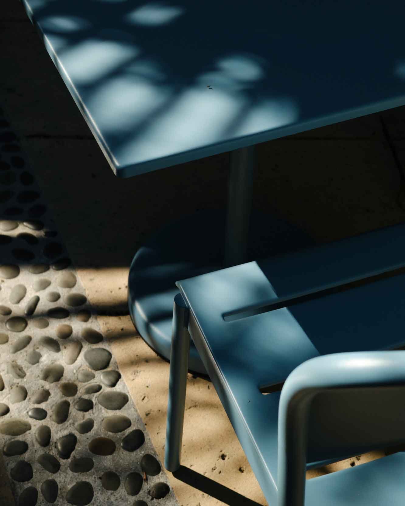 /cdn-cgi/image/width=1500,quality=85,format=auto/globalassets/content-media/images/products/shop-by-family/linear-steel-family/linear-steel-cafe-table-linear-steel-side-chair-low-res.jpg