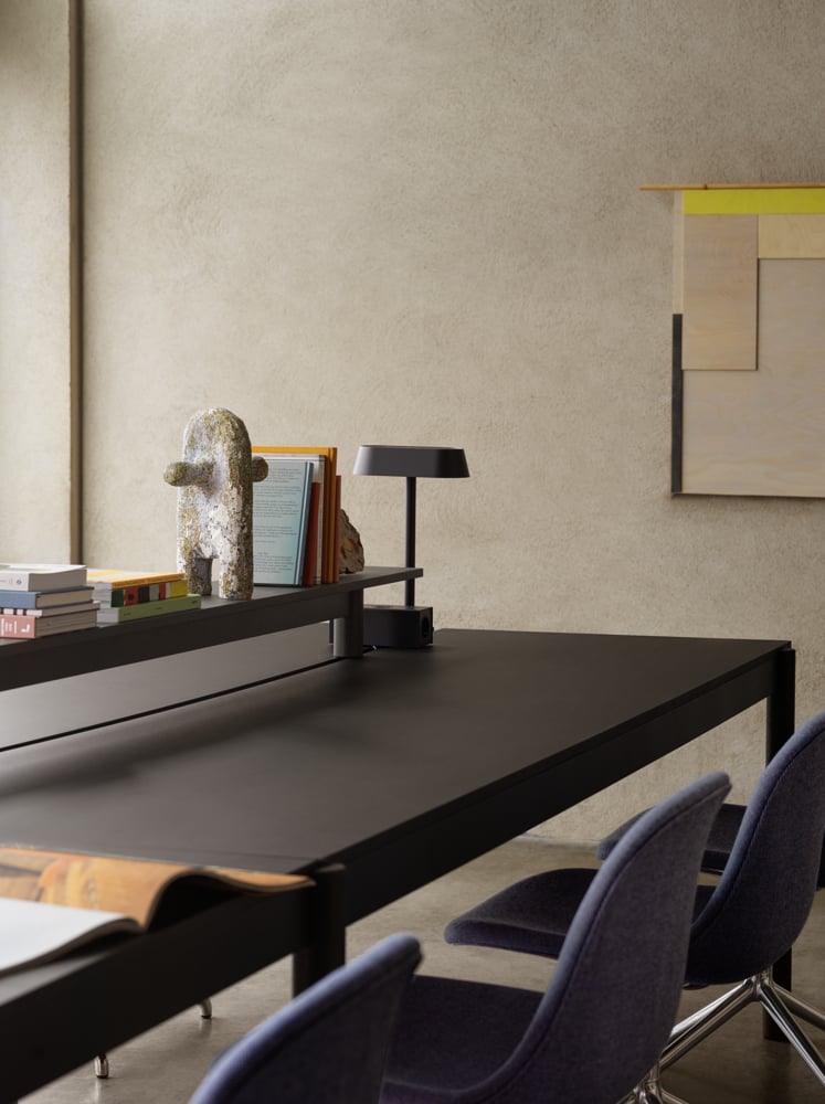 /cdn-cgi/image/width=1500,quality=85,format=auto/globalassets/content-media/images/products/shop-by-family/linear-system/linear-system-config-1-black-black-tray-170-mounted-lamp-table-power-outlet-black-fiber-side-swivel-alu-sabi-631-muuto-org.png