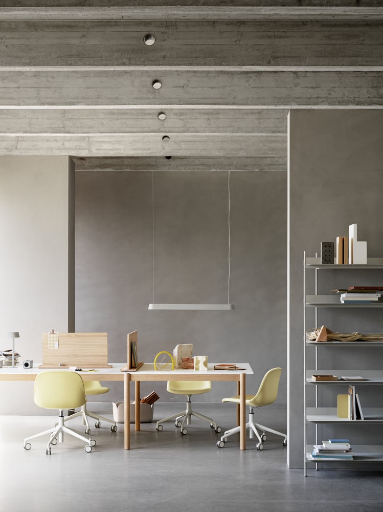 /cdn-cgi/image/width=1500,quality=85,format=auto/globalassets/content-media/images/products/shop-by-family/linear-system/linear-system-modular-table-config-1-white-laminate-oak-fiber-side-swivel-castors-balder-432-linear-lamp-screens-compile-v2-muuto-org.png